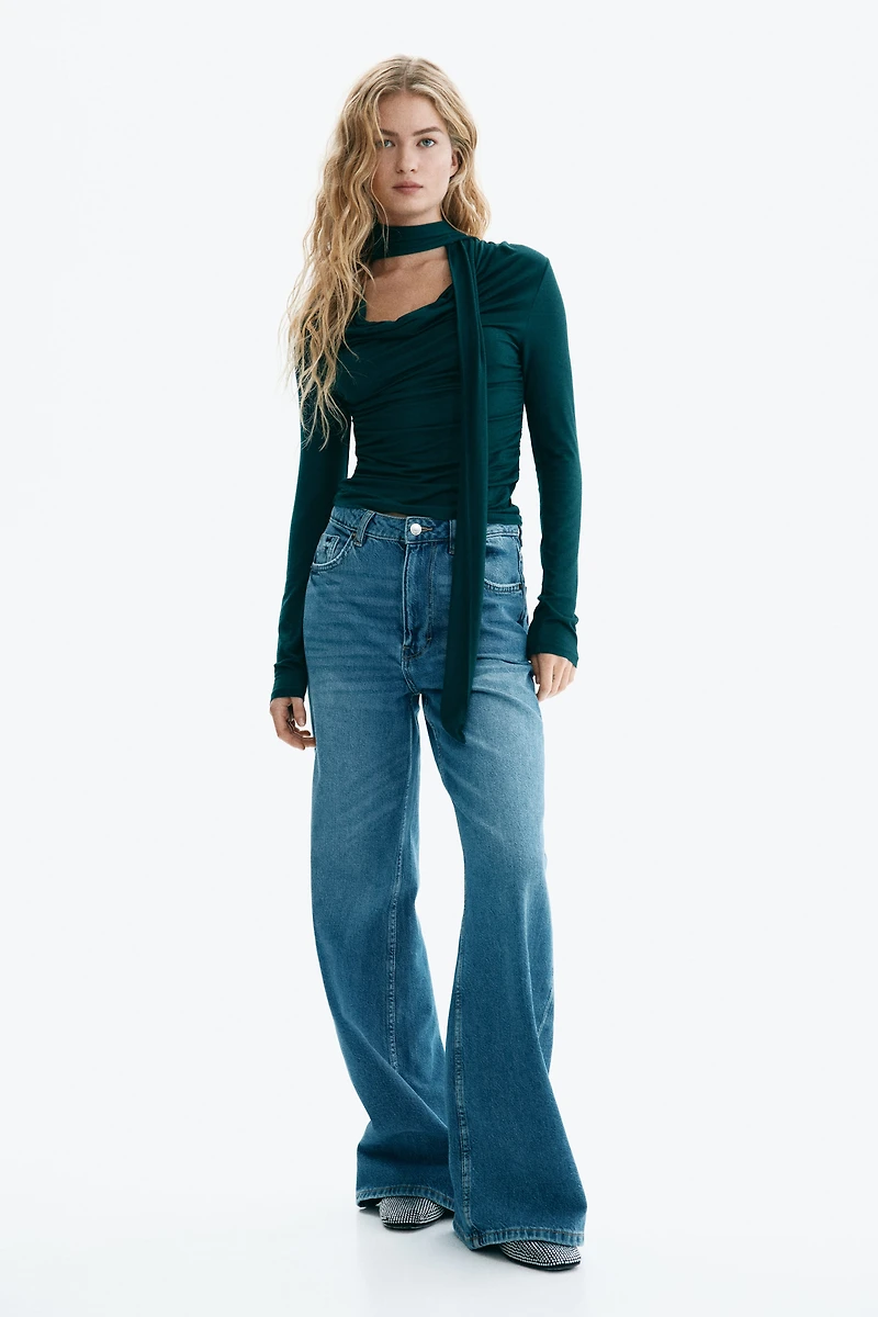 Haut à effet drapé avec écharpe