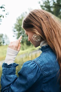 Blouse volantée en denim