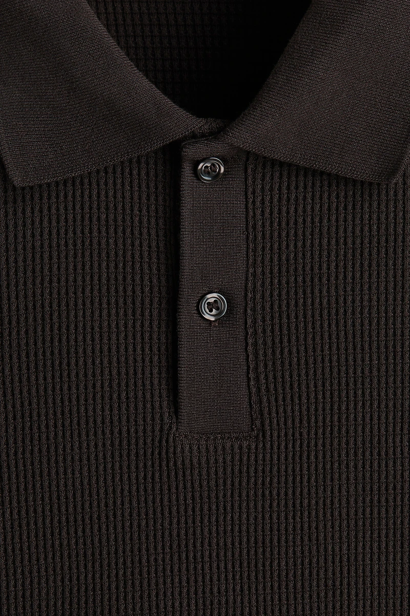 Polo près du corps en tricot gaufré
