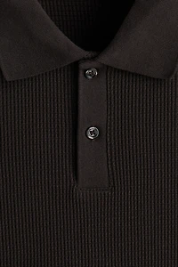 Polo près du corps en tricot gaufré