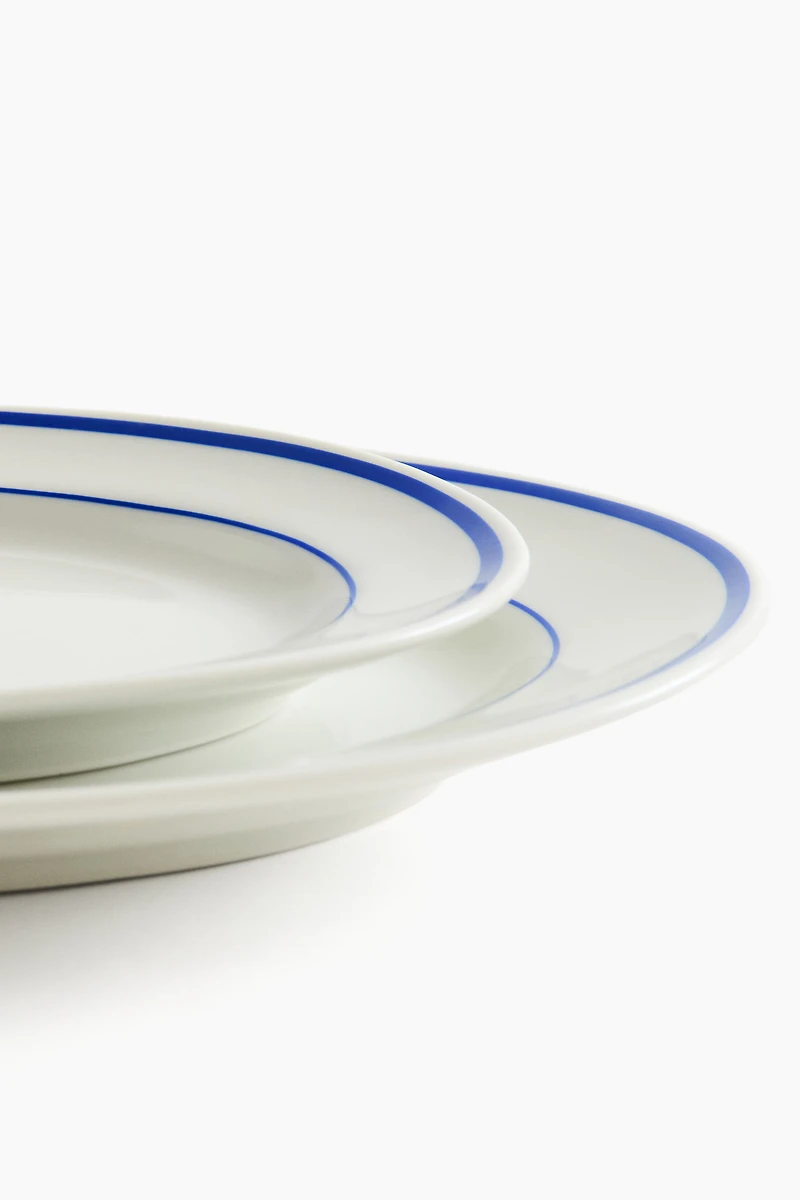 Lot de 2 assiettes service en porcelaine