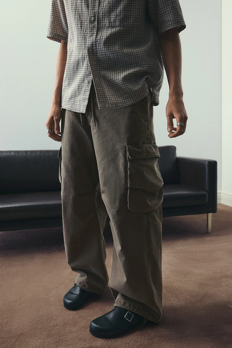 Pantalon cargo ample à effet délavé