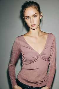 Haut scintillant avec détail torsadé