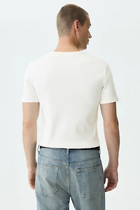 T-shirt à encolure boutonnée près du corps