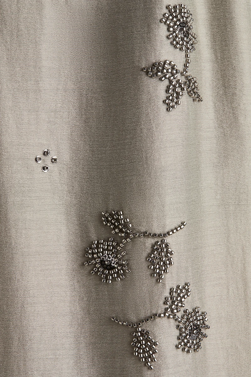 Robe ornée de perles fantaisie