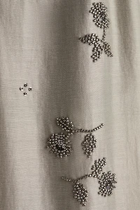 Robe ornée de perles fantaisie