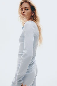 Haut côtelé avec encolure boutonnée