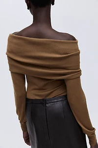 Haut à épaules dénudées en laine