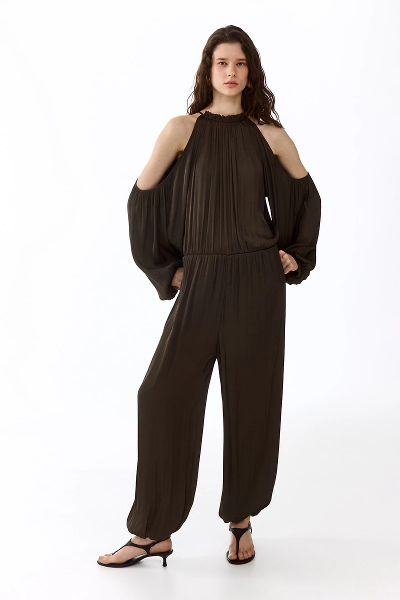 Combi-pantalon en satin avec épaules dénudées
