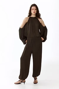 Combi-pantalon en satin avec épaules dénudées