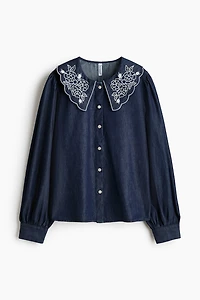 Blouse en denim avec col brodé