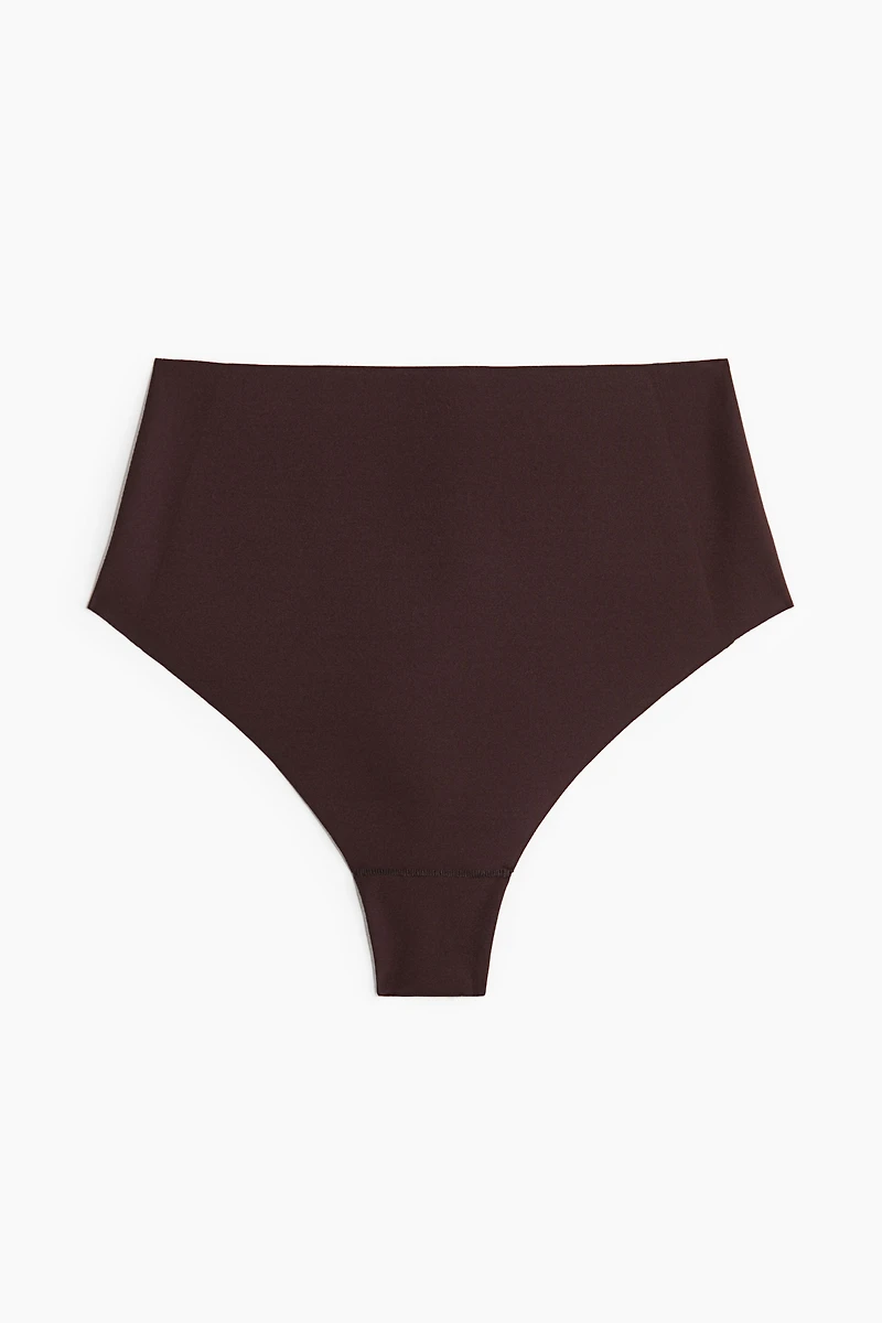 Culotte brésilienne forme intermédiaire