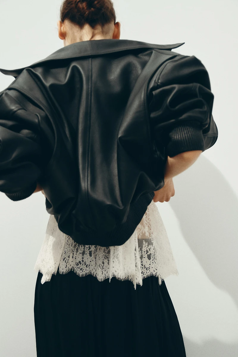 Haut à bretelles fines en dentelle