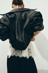 Haut à bretelles fines en dentelle