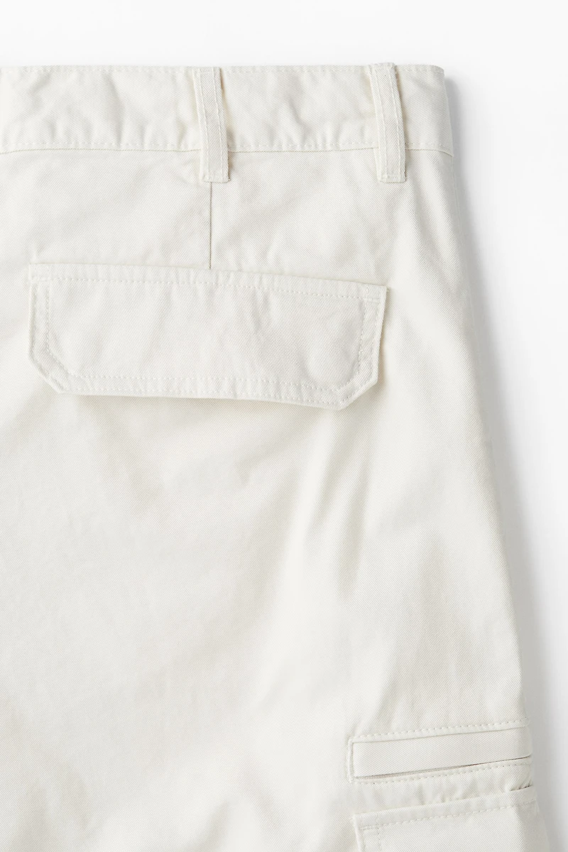 Pantalon cargo classique en sergé