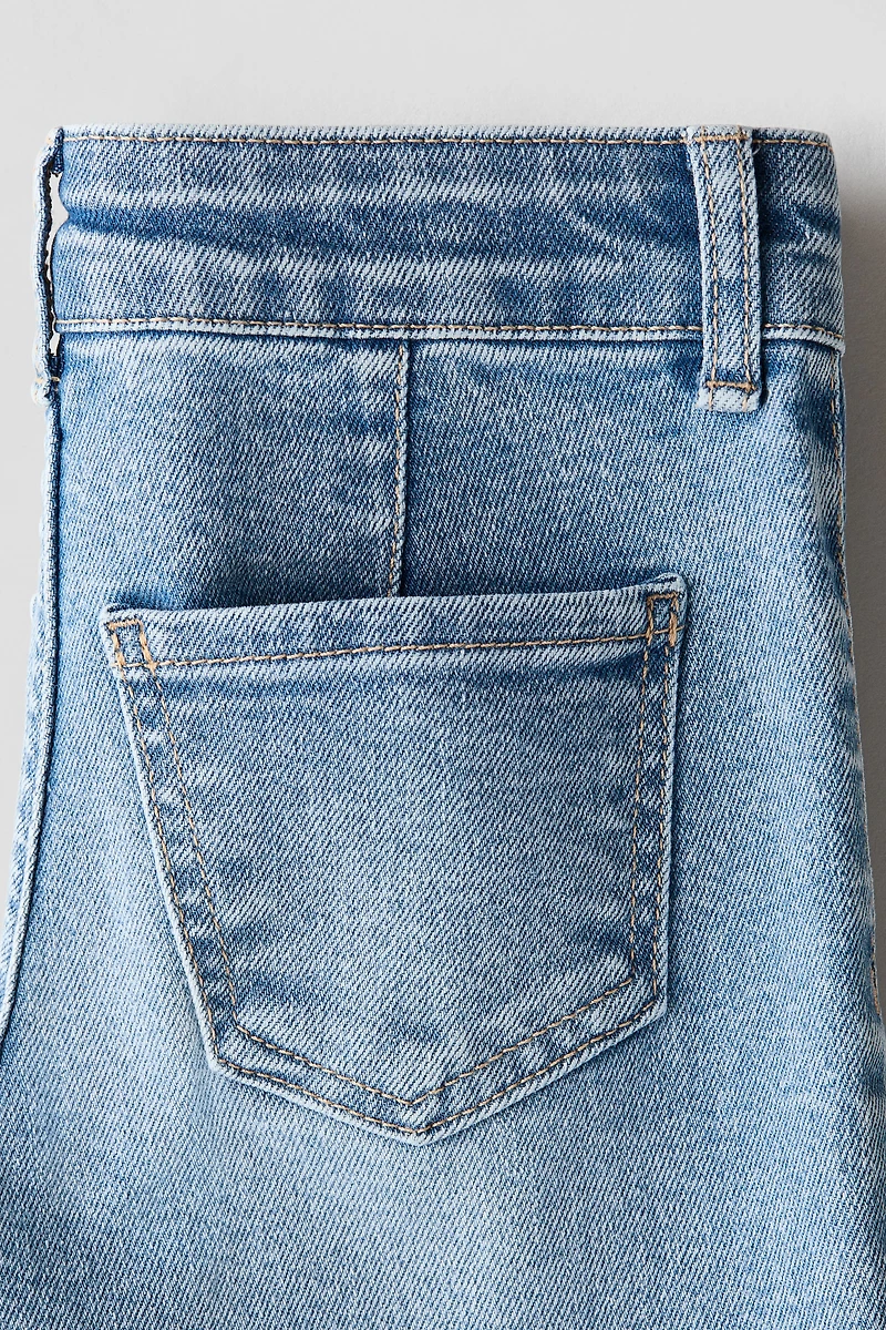 Jean évasé avec motifs brodés