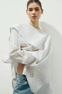 Blouse en crépon avec cape