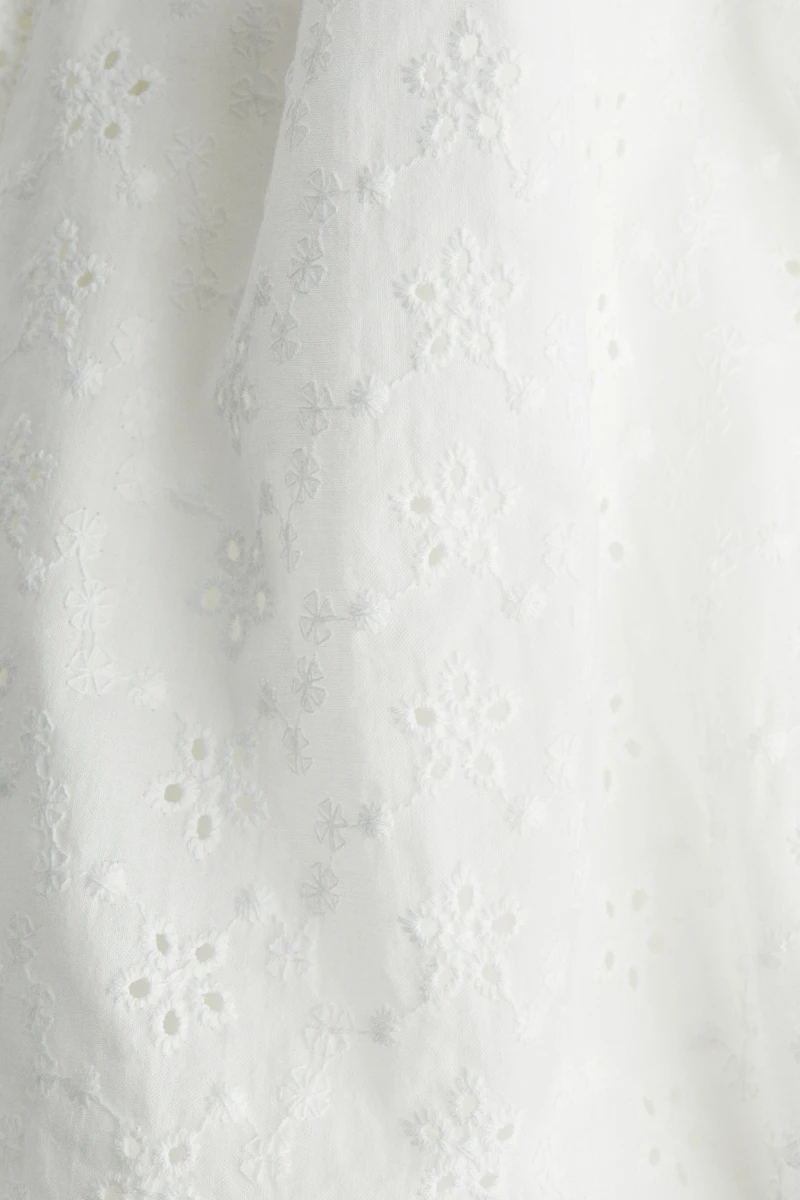 Short taille haute avec broderie anglaise