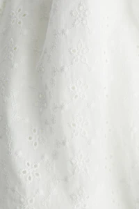 Short taille haute avec broderie anglaise