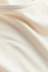 Combiné avec encolure en forme de cœur
