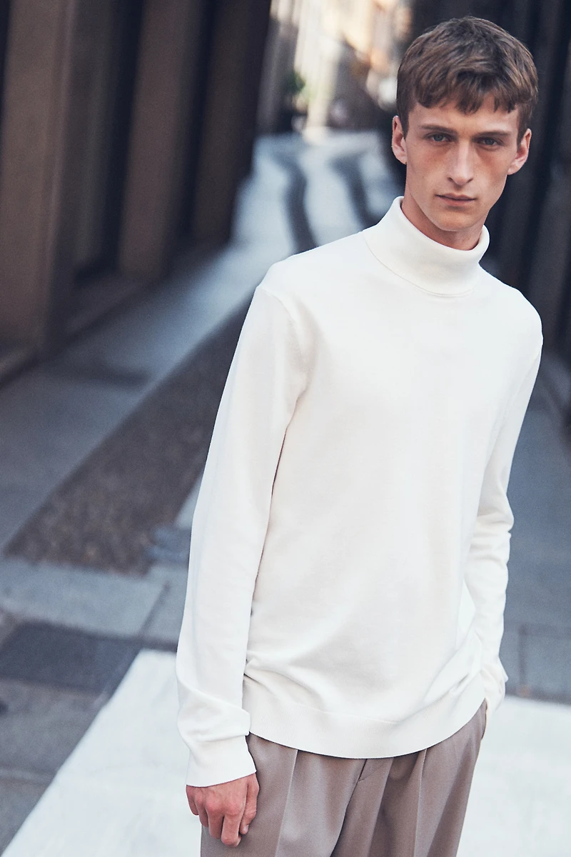 Slim Fit Fine-Knit Turtleneck Sweater