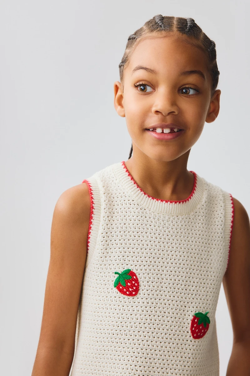 Robe en tricot ajouré avec appliqués