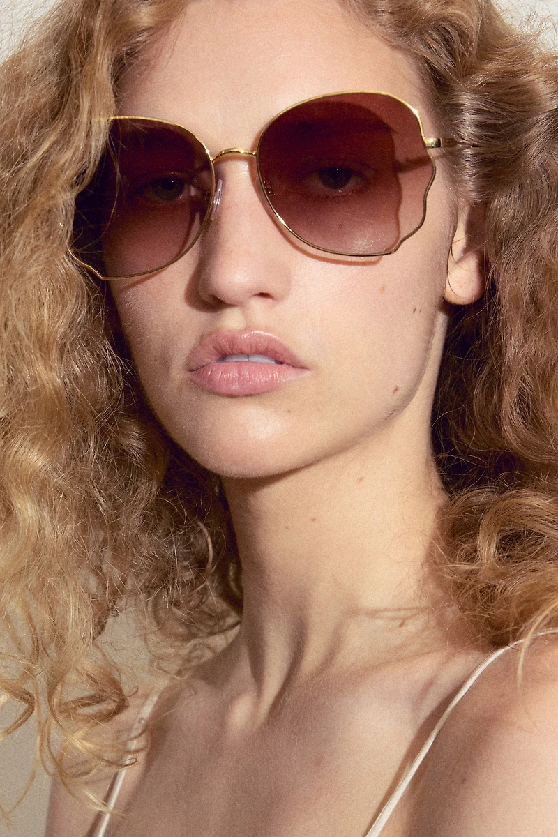 Lunettes de soleil avec détails ondulés