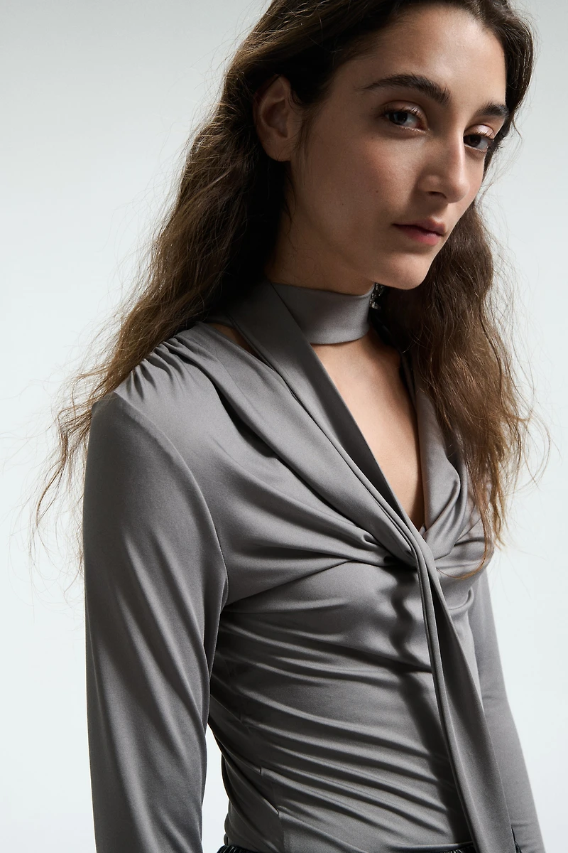 Haut avec détail façon écharpe