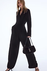 Une pièce pantalon en crêpe