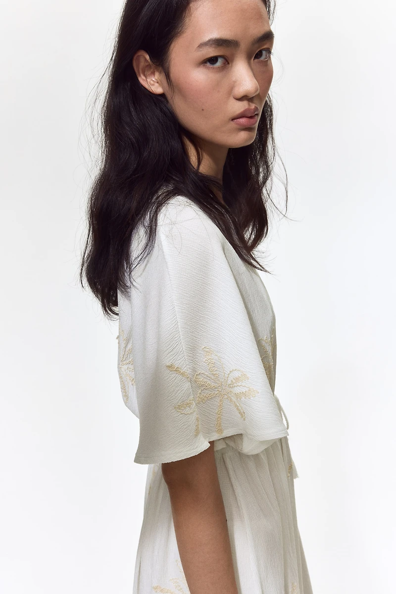 Robe brodée avec cordon de serrage