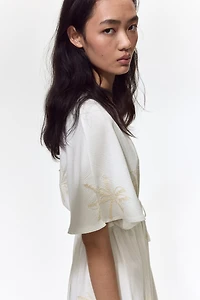Robe brodée avec cordon de serrage