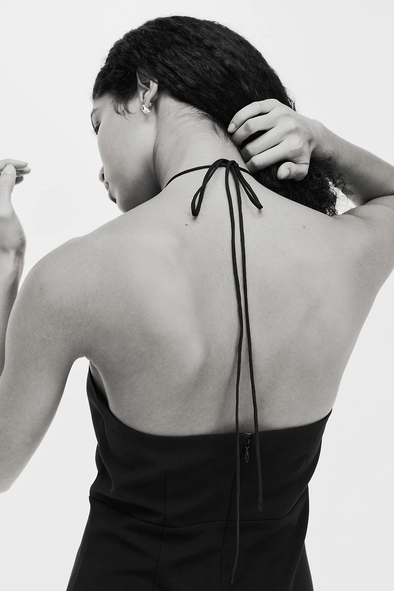 Robe à dos nu avec appliqué