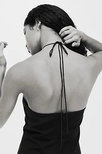 Robe à dos nu avec appliqué