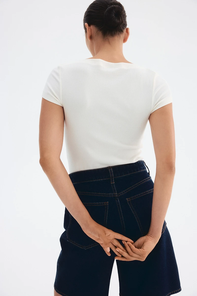 Haut côtelé avec encolure bateau