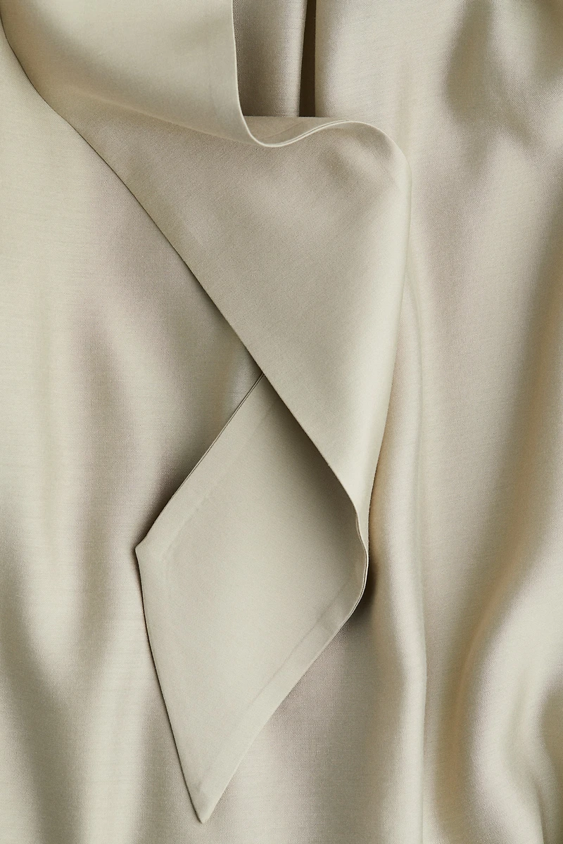 MAMA Long Dress with Bow at Back