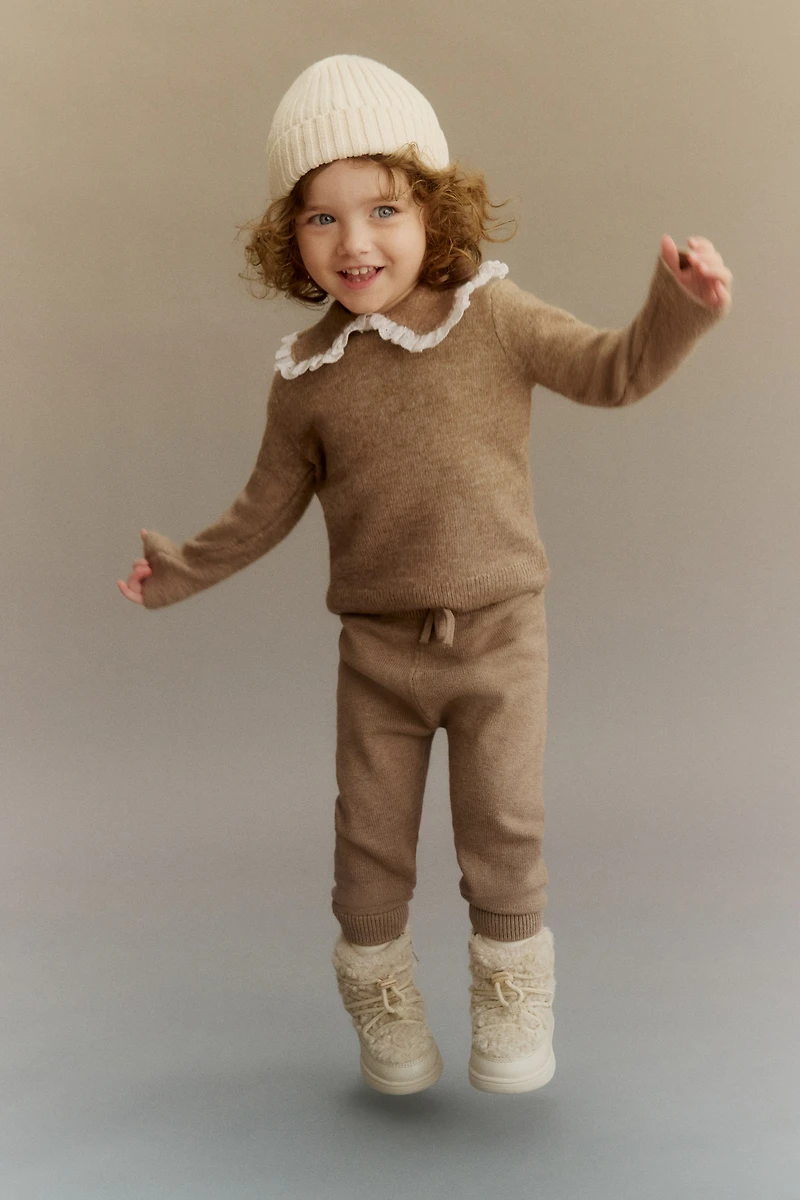 Sweater with Peter Pan Collar