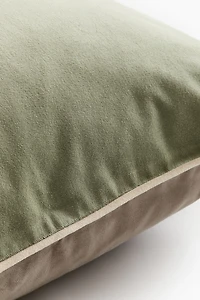 Housse de coussin en velours avec passepoil