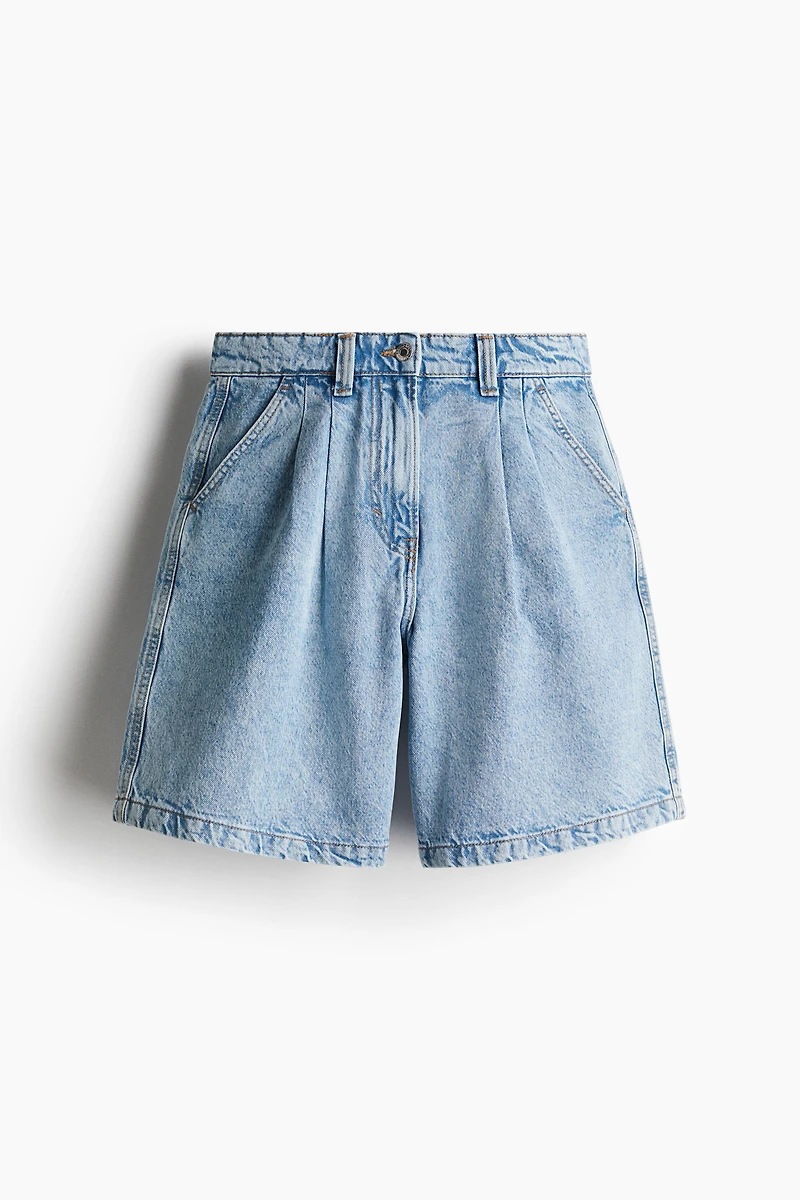 Short en denim à plis devant