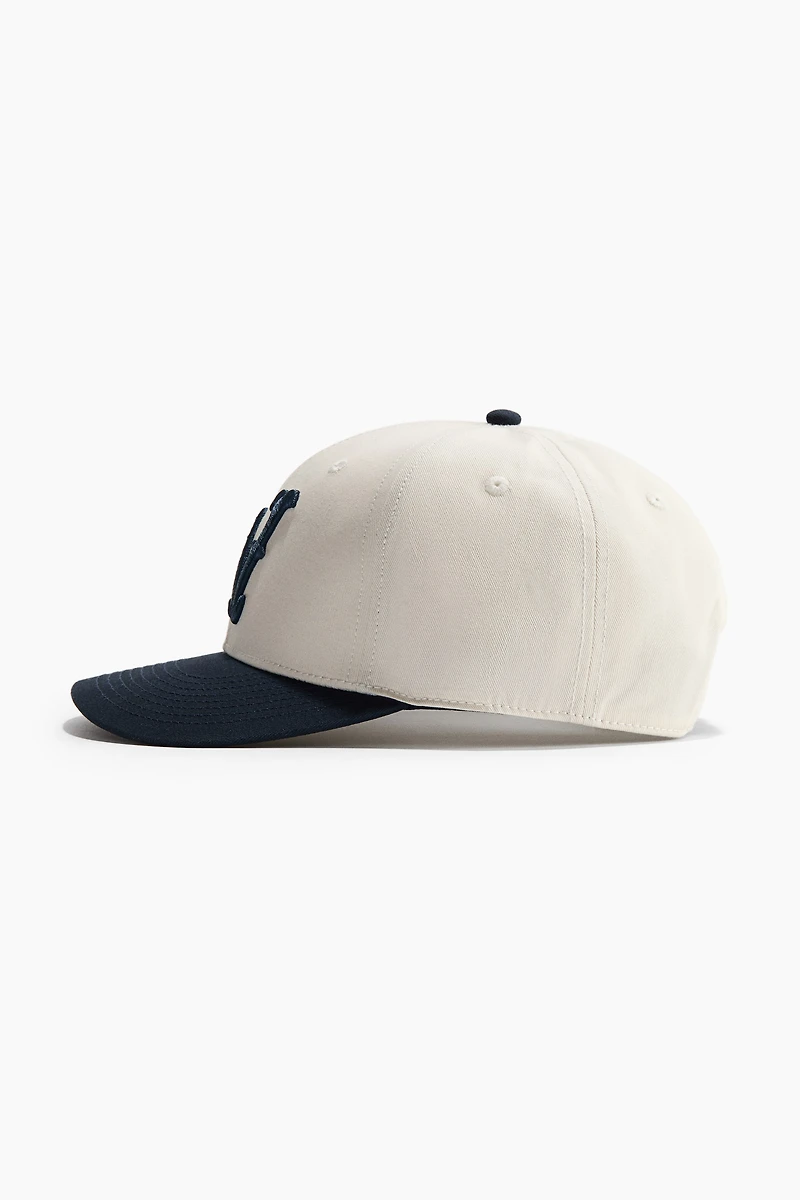 Casquette avec motif brodé