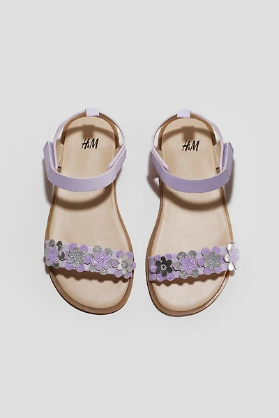 Sandales avec appliqués et bride de cheville
