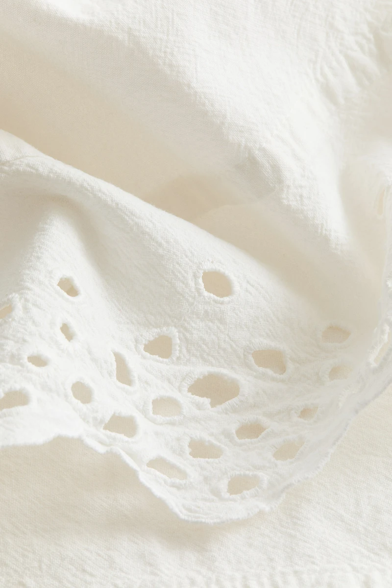 Nappe avec broderie anglaise