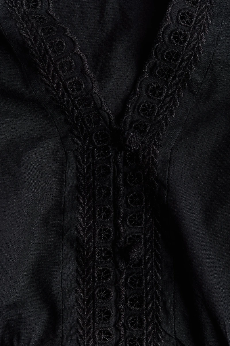 Haut à boutons avec broderie anglaise