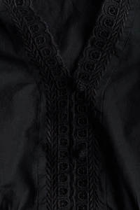 Haut à boutons avec broderie anglaise