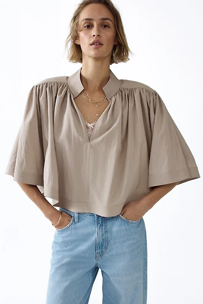 Blouse cape à épaulettes