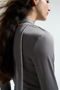 Haut avec détail façon écharpe