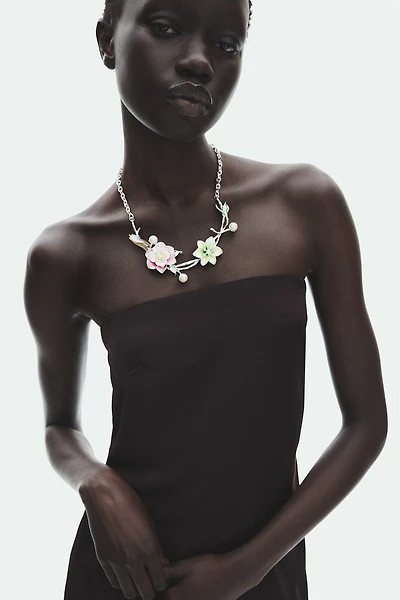 Collier avec détails floraux