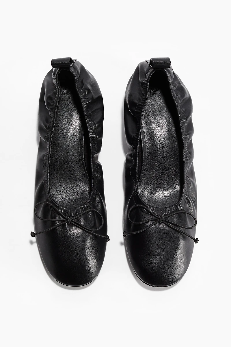 Bow-Front Pumps