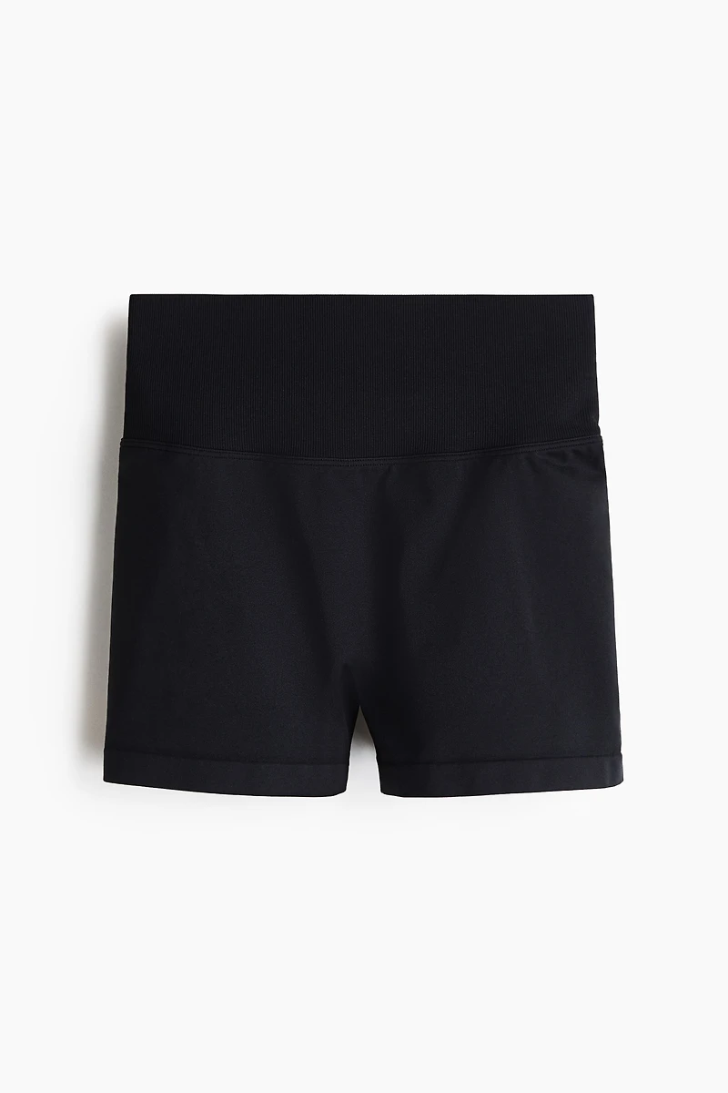 Seamless Scrunch Hot Pants with DryMove™