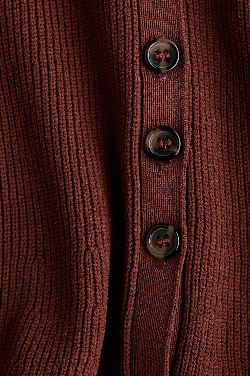 Chandail péplum sans manches en tricot côtelé