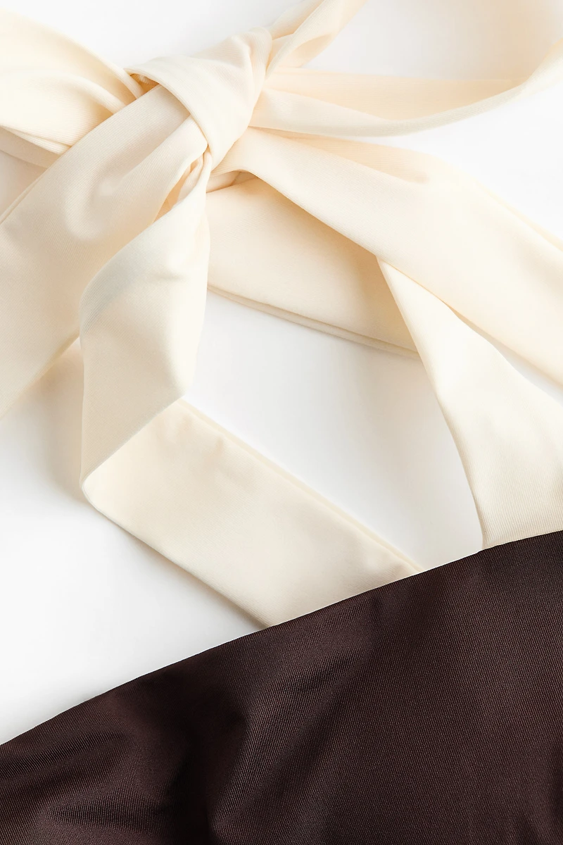 Haut de bikini coussiné avec bretelles à nouer